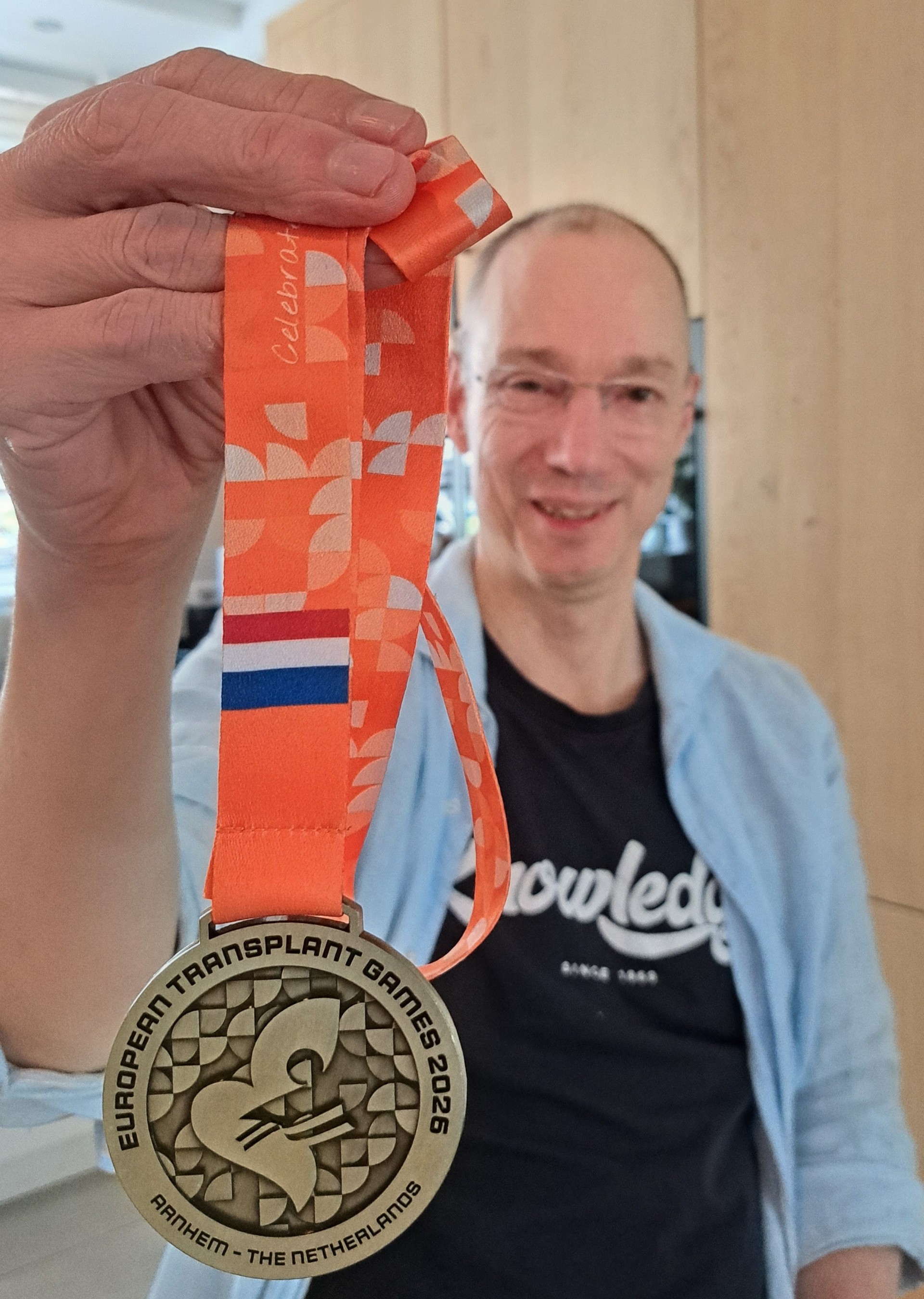 Maurice showt zijn EK-medaille