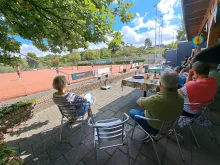 Genieten op een zonovergoten terras van spannende tennisfinales.
