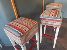 Nieuwe kleurrijke stoffering op de barkrukken