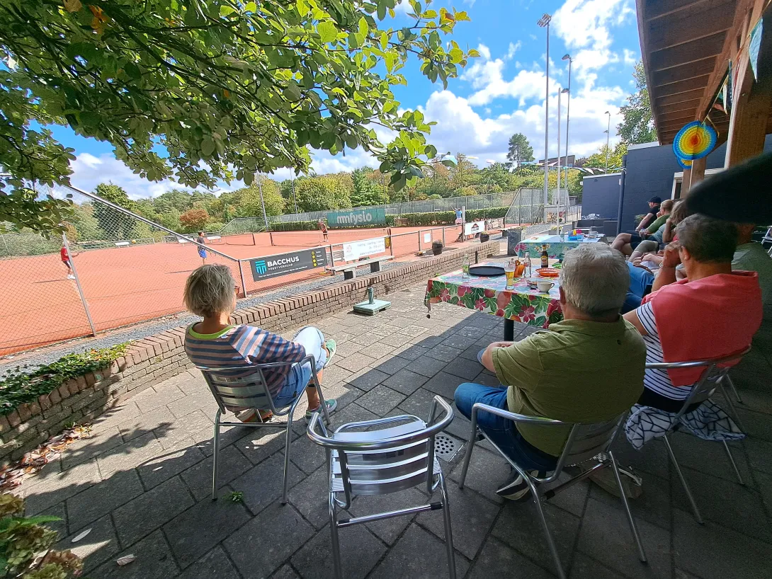 Genieten op een zonovergoten terras van spannende tennisfinales.
